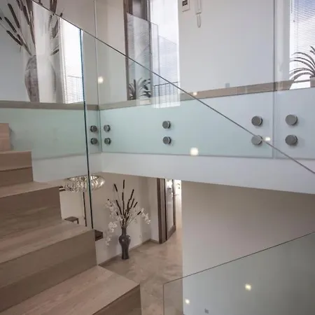 Luxury Near Prague With Pool And Tennis Court וילה צ'סטליצה