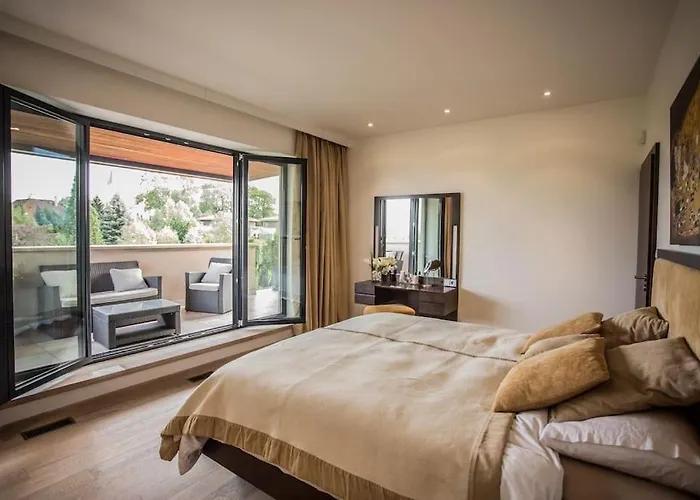 Luxury Near Prague With Pool And Tennis Court וילה צ'סטליצה