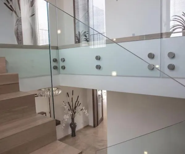 Luxury Near Prague With Pool And Tennis Court וילה צ'סטליצה